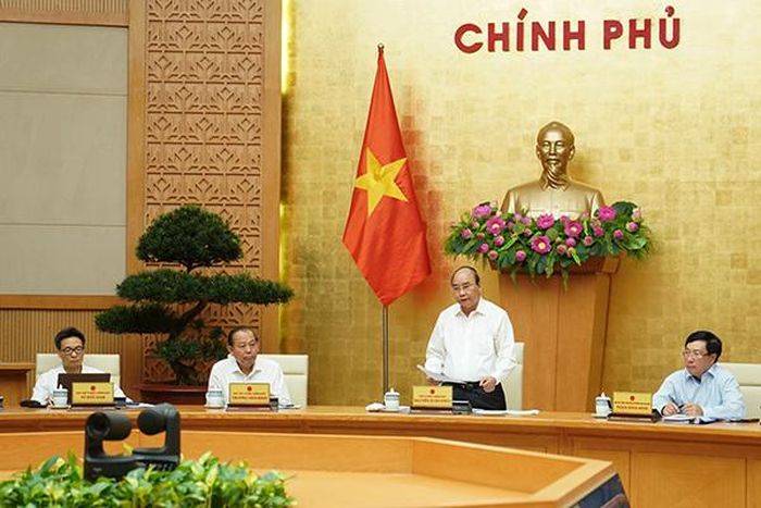 Thủ tướng Nguyễn Xuân Phúc chủ trì phiên họp trực tuyến Thường trực Chính phủ với các địa phương về giải ngân vốn đầu tư công ngày 16/7. Ảnh VGP