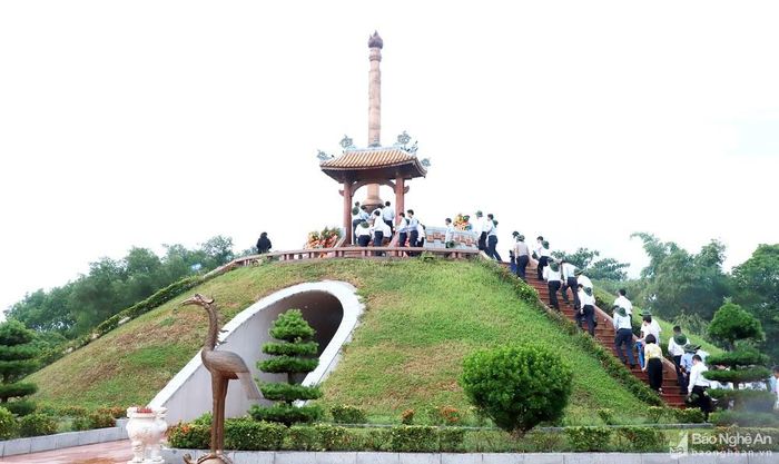 Dòng người về tri ân, tưởng niệm các Anh hùng liệt sỹ tại Đài Tưởng niệm ở Thành cổ Quảng Trị. Ảnh: Thành Duy