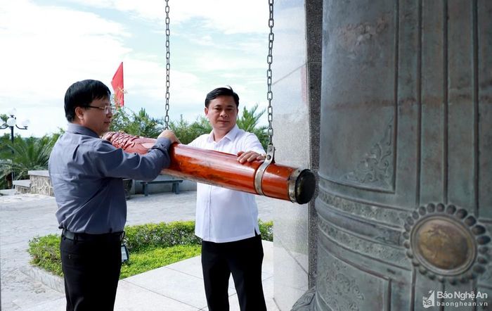 Bí thư Tỉnh ủy Thái Thanh Quý và Phó Chủ tịch UBND tỉnh Bùi Đình Long thỉnh chuông cầu nguyện cho các Anh hùng liệt sỹ tại Nghĩa trang liệt sỹ Quốc gia Đường 9. Ảnh: Thành Duy