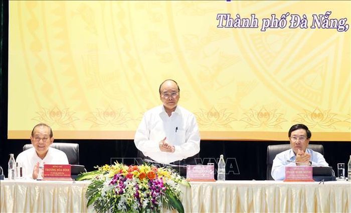 Thủ tướng Nguyễn Xuân Phúc cùng Phó Thủ tướng thường trực Trương Hòa Bình, Phó Thủ tướng, Bộ trưởng Ngoại giao Phạm Bình Minh chủ trì hội nghị. Ảnh: Thống Nhất/TTXVN