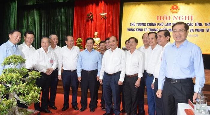  Thủ tướng Nguyễn Xuân Phúc cùng các đại biểu dự buổi làm việc. 