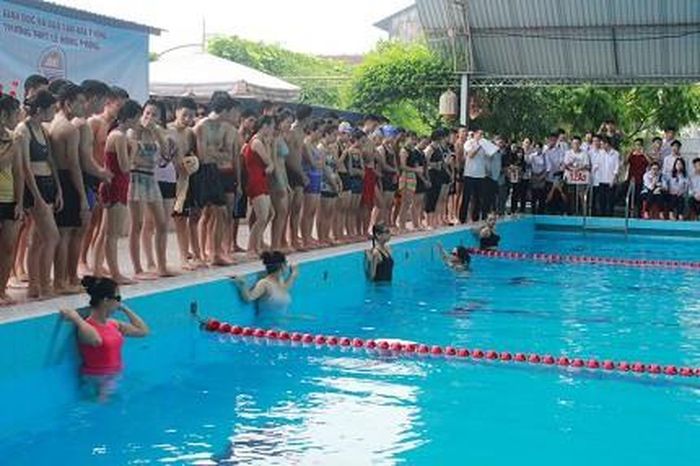 Học bơi, kỹ năng sống được nhiều phụ huynh lựa chọn cho con vào dịp hè.