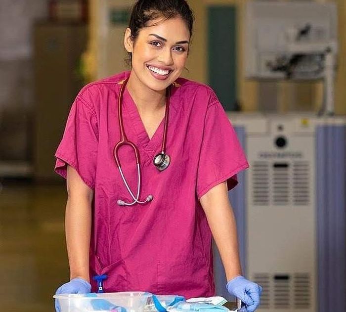 Hoa hậu Anh Bhasha Mukherjee được ngợi ca trong bộ đồ bác sĩ chống đại dịch COVID-19.