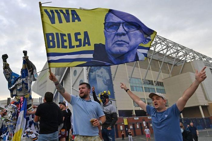 Bielsa được các CĐV Leeds United phong thánh vì giúp họ trở lại Premier League sau 16 năm. Ảnh: Getty.