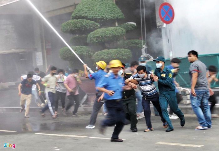  Bảo vệ nhanh chóng báo Cảnh sát PCCC và Ban điều hành chợ. Lực lượng PCCC tại chỗ của chợ triển khai dập lửa, sơ tán những người có mặt bên trong ra ngoài. 