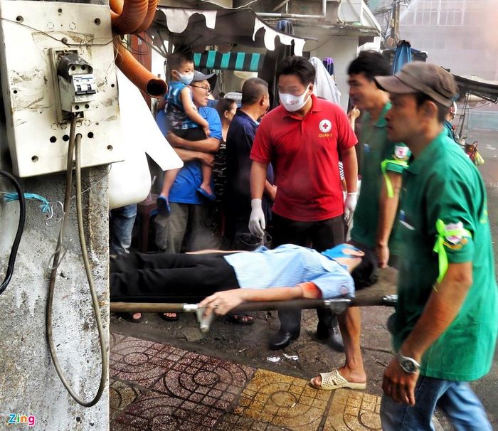  Một số người bị thương được lực lượng tại chỗ đưa đến khu vực sơ cứu rồi chuyển đến bệnh viện. 