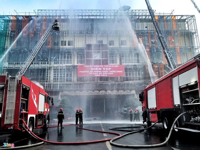  Ngoài vòi rồng cầm tay, các xe thang có khả năng phun nước được điều đến trước cổng chợ. 