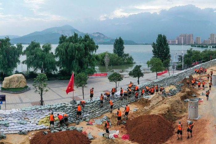 Bờ kè tạm thời để ngăn nước hồ Bà Dương.