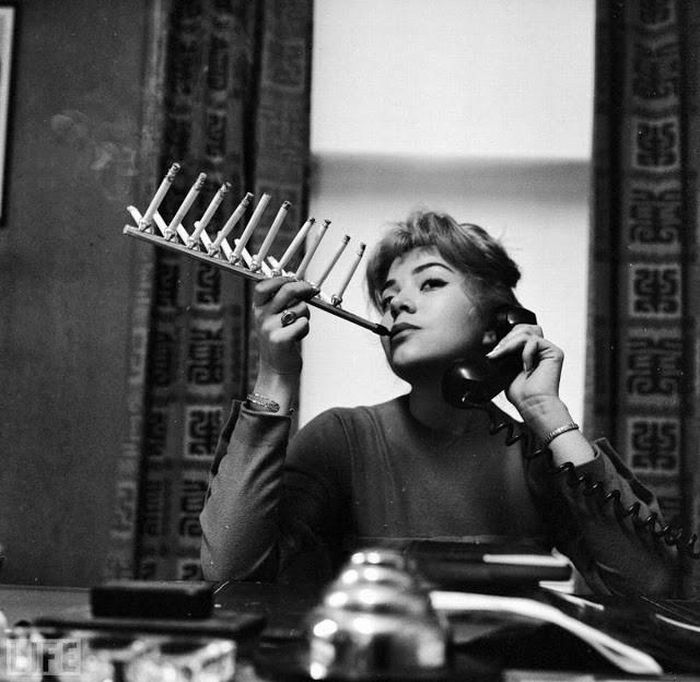Vào những năm 1950, một sáng chế kỳ quái ra đời là thiết bị giúp người dùng hút hàng chục điếu thuốc lá cùng lúc.
