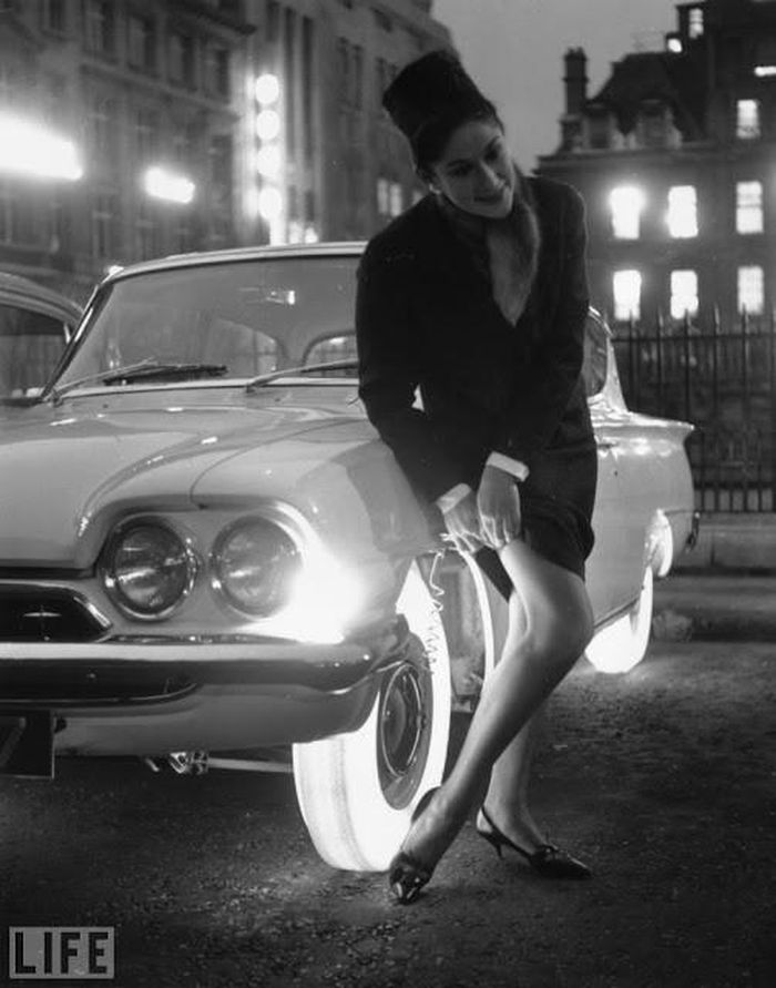 Bánh xe phát sáng ra đời năm 1961. Khi di chuyển vào buổi tối, những bóng đèn trong vành xe sẽ khiến chiếc xe trở nên nổi bật.