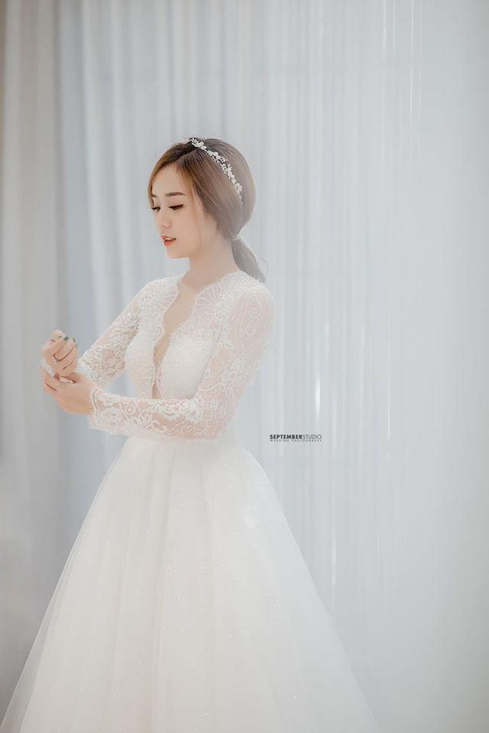 “Thật ra em vừa là mẹ, vừa là cha của 2 đứa nhỏ mà, nên em làm cô dâu của chính mình cũng không có gì sai, mong em luôn có thật nhiều sức khỏe để nuôi dạy con nên người”- người hâm mộ động viên Bảo Ngọc. Đáp lại, Bảo Ngọc suy nghĩ tích cực và khẳng định cô cảm thấy yêu bản thân mình hơn sau những sóng gió vừa qua.
