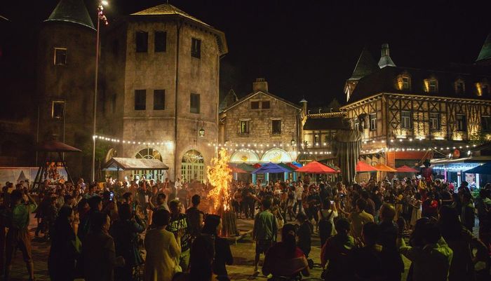 Chương trình lửa trại ở quảng trường Beer Plaza.