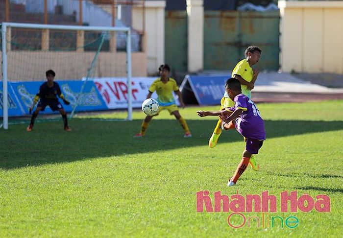 Trận tranh hạng 3 giữa U13 Khánh Sơn và Ninh Hòa.