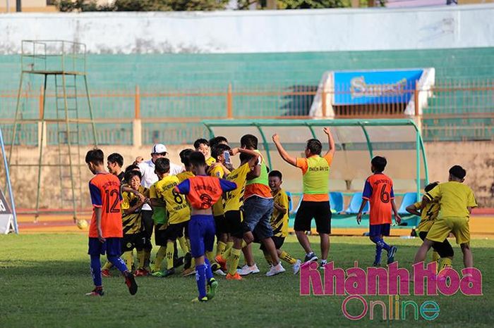 Niềm vui Ban huấn luyện các cầu thủ U13 Vạn Ninh sau khi giành chiến thắng ngược 2-1.