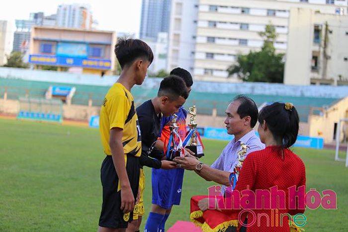 Ban tổ chức giải trao tặng danh hiệu cá nhân cho các cầu thủ xuất sắc tại giải.