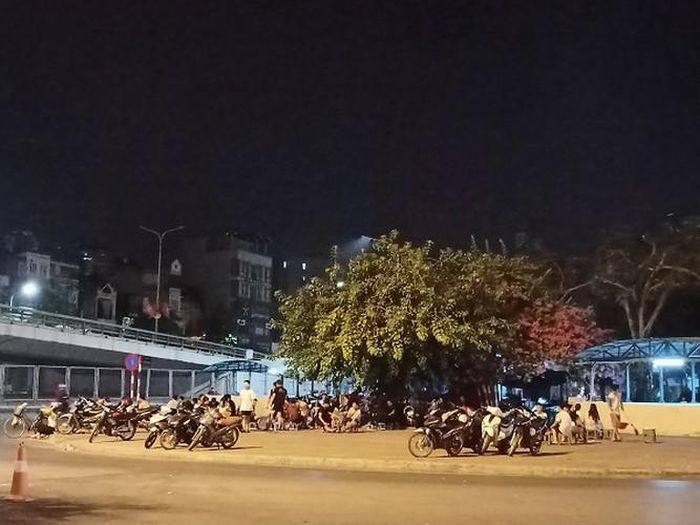  Trà đá vỉa hè về đêm, một "đặc sản" của lớp trẻ ở Hà Nội 