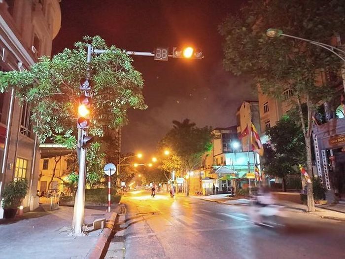  Những ánh đèn giao thông chỉ còn lại một màu vàng đơn sắc 