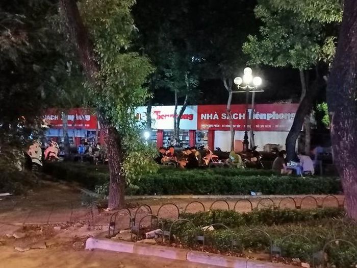  Những quán trà đá ở công viên Đại học Thủy lợi đã trở thành nơi chốn tụ tập quen thuộc của nhiều người 