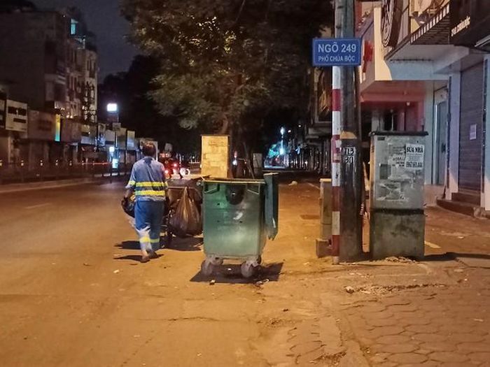  Vất vả với cuộc sống mưu sinh, người công nhân môi trường làm những công việc cuối cùng, dọn dẹp sau một ngày Hà Nội nhộn nhịp 