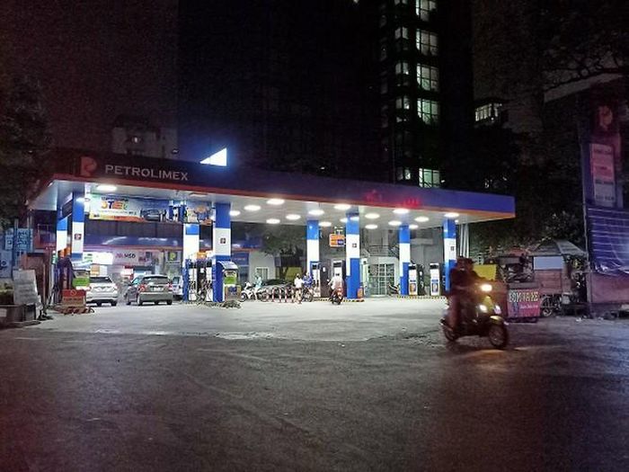  Một vài cây xăng hoạt động xuyên đêm phục vụ nhu cầu của người dân 