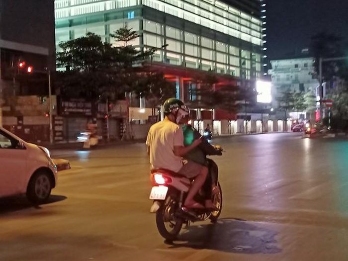  Thấp thoáng chuyến xe ôm cuối ngày trên đường phố 