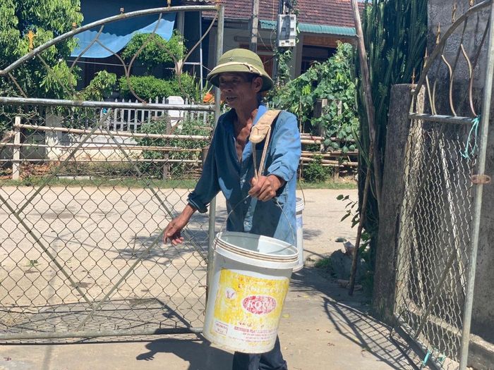 Người dân huyện Hương Khê (Hà Tĩnh) vất vả tìm nước trong những ngày nắng nóng. Ảnh: H.Nguyên.