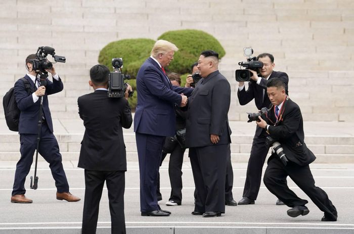  Ông Kim và ông Trump gặp mặt lần thứ 3 tại Khu Phi quân sự ngăn cách 2 miền Triều Tiên hồi tháng 6/2019. Ảnh: Reuters. 