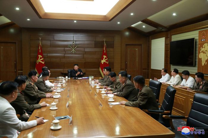  Nhà lãnh đạo Triều Tiên Kim Jong Un vừa có cuộc họp với Ủy ban Quân sự Trung ương để bàn về khả năng răn đe chiến tranh của nước này. Ảnh: Reuters/KCNA. 