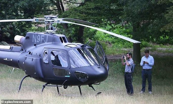  Hình ảnh chiếc trực thăng do Tom Cruise tự lái. Ảnh: Splashnews. 