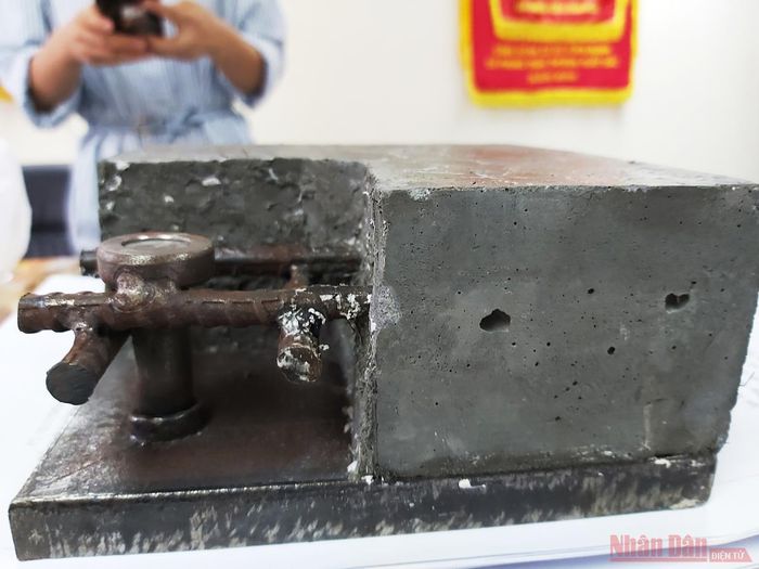 Mẫu bê-tông siêu tính năng có cường độ chịu nén tối thiểu bằng 120MPa, chiều dày tối thiểu 6cm (Ảnh: HIẾU HẢI)