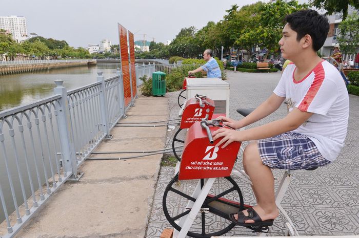 Người dân tập thể dục bên bờ kênh Nhiêu Lộc - Thị Nghè. Ảnh: VIỆT DŨNG