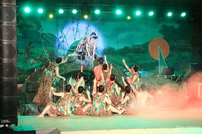 Phần 2 với chủ đề "Miền Tây yêu thương" với nhiều tiết mục mang đậm bản sắc bản làng miền Tây với tục ngủ ngồi của người Đan Lai; khúc hát cự xia, lù tẩu, lê lê tu lê; giã gạo khắc luống của người Thái.