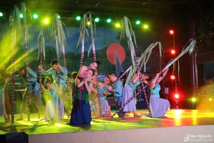 Chương trình được dàn dựng thành 3 phần, phần 1 Duyên tình ví dặm tạo nên một bức tranh đẹp mang âm hưởng dân ca tha thiết nhưng rất trẻ trung. Với ý tứ: "Đưa nhau về sống trọn miền quê anh/ Nước biếc non xanh đường quanh quanh Xứ Nghệ..."được khắc họa trong các tiết mục ở phần 1 này.