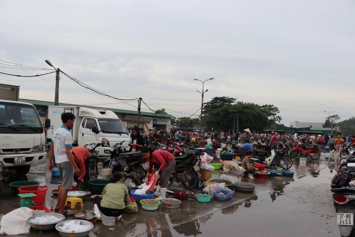 Cảnh tấp nập mua bán ở chợ bến cá Nghi Thủy.