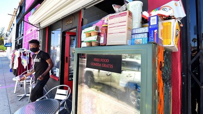Trên vỉa hè một số con phố ở Los Angeles (bang California, Mỹ) gần đây xuất hiện những chiếc tủ lạnh đặc biệt, chứa đầy sữa, hoa quả, thịt và nhiều đồ ăn khác để cung cấp hoàn toàn miễn phí cho bất kỳ ai cần. Ảnh: rte.ie