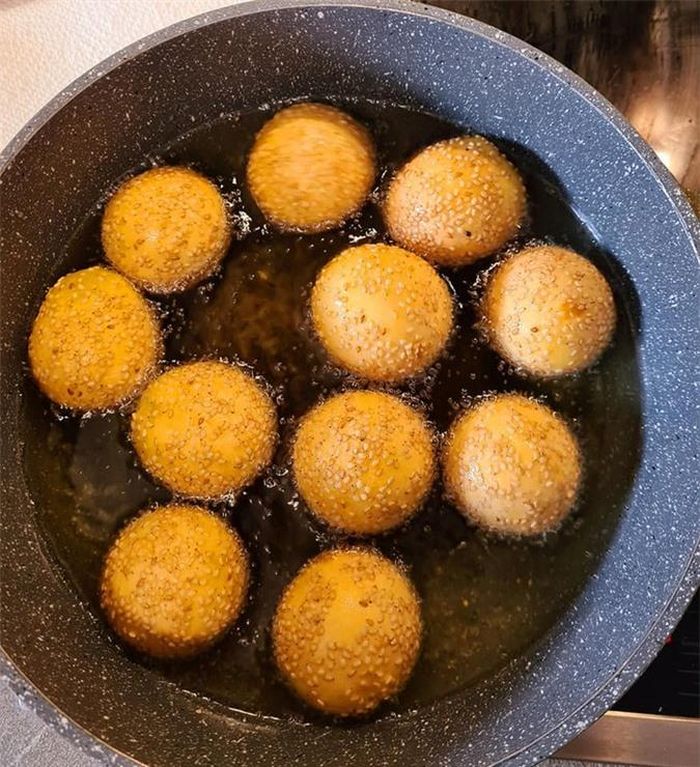Khi rán, dầu phải ngập bánh.