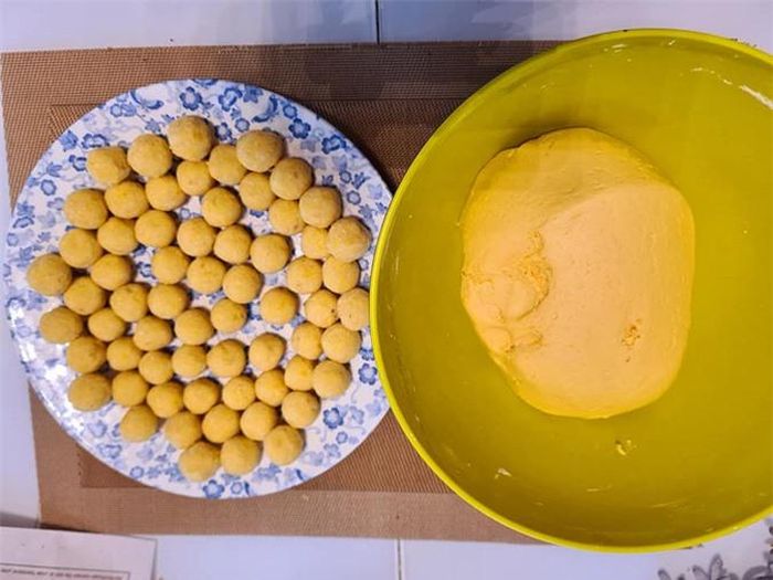 Khi đậu còn ấm, tranh thủ chia đều thành những viên nhỏ vừa để nặn nhân bánh.