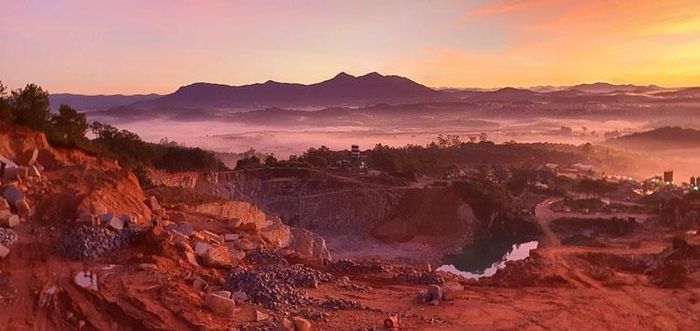 Mặc dù đã có quy định của UBND tỉnh Lâm Đồng, quá trình khai thác đá doanh nghiệp phải trồng cây xanh quanh khu vực mỏ đá để bảo vệ môi trường, nhưng ở đây chẳng thấy có cây xanh nào
