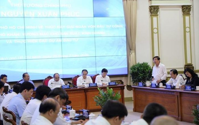 Chủ tịch UBND TP.HCM Nguyễn Thành Phong báo cáo tại buổi làm việc.