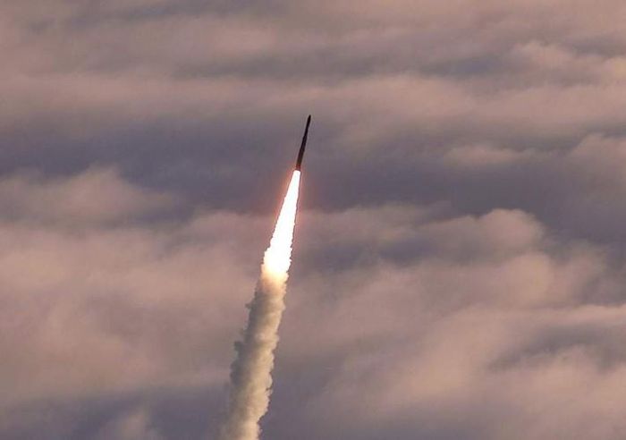  Tên lửa Minuteman III cùng với tên lửa hạt nhân phóng từ tàu ngầm và máy bay ném bom chiến lược mang bom hạt nhân tạo nên bộ ba hạt nhân răn đe của Mỹ. 