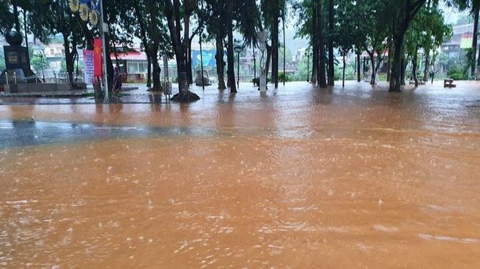  Ở cột mốc Km0, nước bắt đầu lên vào rạng sáng và nhanh chóng biến TP Hà Giang thành một biển nước. Đây là trận mưa lớn nhất tại địa phương kể từ đầu năm nay. 