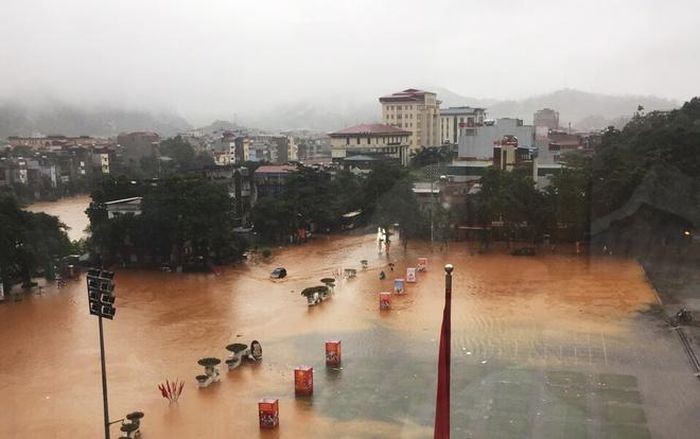  Lúc 11h, nước bắt đầu rút. Tuy nhiên, cơ quan khí tượng dự báo mưa lớn còn tiếp diễn tại Hà Giang và các tỉnh miền núi phía Bắc trong 2 ngày tới. Mưa lớn kéo dài liên tục khiến nhiều nơi nguy cơ cao xảy ra lũ quét, sạt lở và ngập úng cục bộ. 