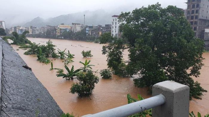  Ở nhiều huyện miền núi của Hà Giang, mưa xuất hiện với cường độ tương đương ở thành phố. Tại Hoàng Su Phì, mưa lớn gây sạt lở khiến 2 người chết do bị đất đá vùi lấp. 