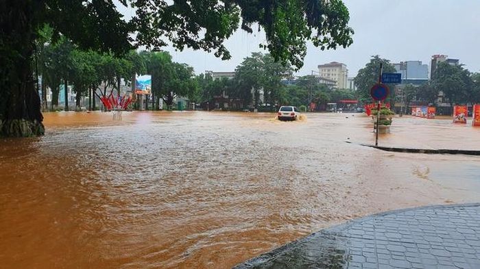  Trước tình hình mưa lũ diễn biến cực đoan tại các tỉnh miền núi phía Bắc, Ban chỉ đạo Trung ương về phòng chống thiên tai đã có công văn khẩn gửi các địa phương yêu cầu theo dõi chặt chẽ diễn biến mưa, lũ, lũ quét, sạt lở đất; triển khai ngay các lực lượng cứu hộ, di dời dân vùng bị ngập sâu. 