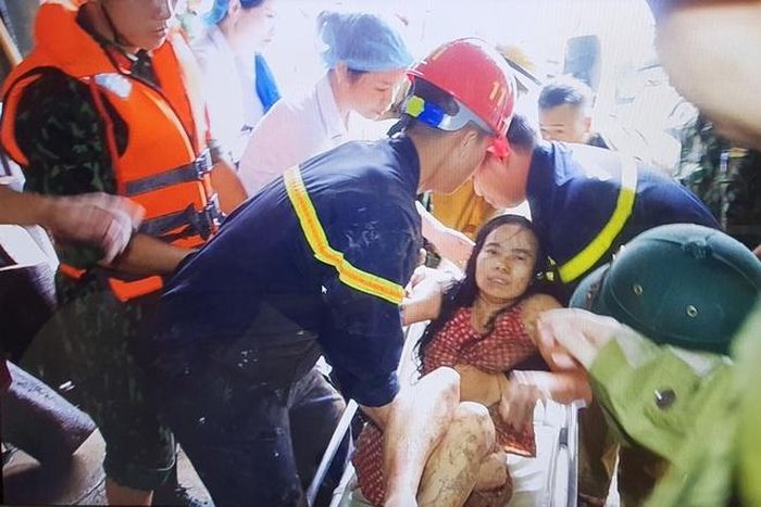  Lực lượng cứu hộ đưa một nạn nhân bị vùi lấp tại Hà Giang ra ngoài. Ảnh: Bảo Nam. 