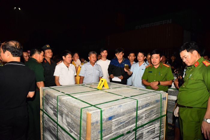 Lực lượng chức năng kiểm tra các khối đá có chứa ma túy. Ảnh: Cục Cảnh sát điều tra tội phạm về ma túy (Bộ Công an) cung cấp.