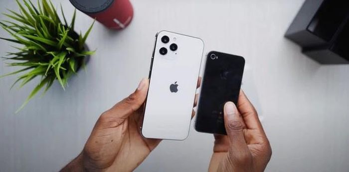 Trong video của YouTuber MKBHD đã cung cấp một trong những hình ảnh rõ ràng nhất cho thiết kế iPhone 12 cùng 3 kích thước khác nhau. Anh cũng mô phỏng iOS 14 sẽ trông ra sao trên iPhone 12 mới có thiết kế tương tự như iPhone 4.