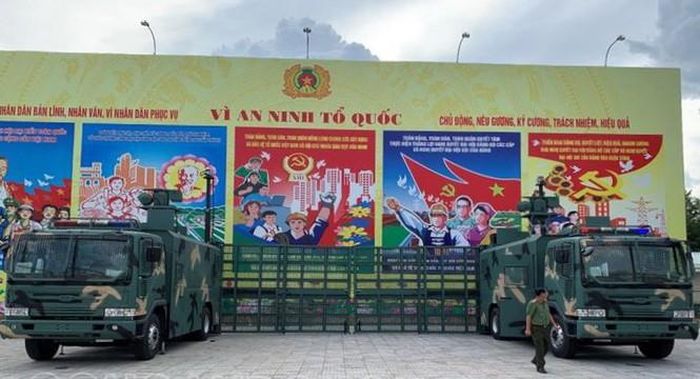 Ngoài ra, xe được trang bị hệ thống loa áp chế, hệ thống đèn chiếu xa, súng phun nước chính, camera giám sát, camera tĩnh, hệ thống phóng đạn hơi cay và máy phát điện…