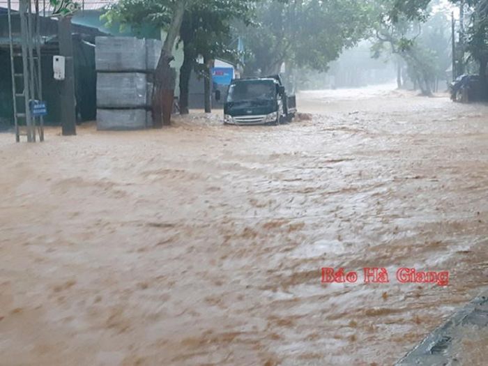  Đường Minh Khai (TP Hà Giang) ngập úng nặng. Ảnh Báo Hà Giang.