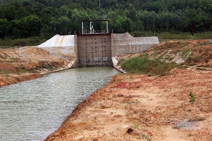 Cạn thêm 5 mét nữa là tới mực nước chết